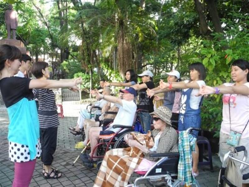 公園外展活動 輪椅長輩與外籍移工同樂時間.jpg